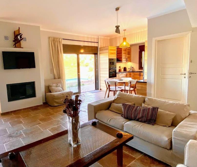 Appartamento Summer House With A Pool Near Sea, Port & Airport Rafína Esterno foto