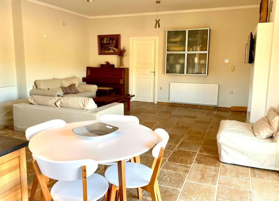 Appartamento Summer House With A Pool Near Sea, Port & Airport Rafína Esterno foto